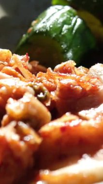 Izgara domuz etiyle Kore yemeği ve yanında meze ile soya fasulyesi ezmesi çorbası. Bir restoranda sıcakken servis edilmiş. Yüksek kalite 4k görüntü