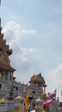 İnsanlar turist çarşısı arabaları aydınlatma trafik işaretleri ve gece Bangkok şehri silueti, Tayland Bangkok 09.03.2025