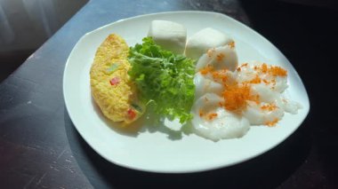 Bir tabakta çeşitli sonbahar sebzeleriyle kızarmış omlet. Sonbahar tarifleri. Yüksek kalite 4k görüntü