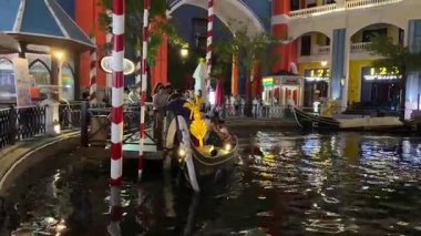 Kanal insanları gondol binicileri Grand World. Vietnam Phu Quoc Adası 09.05.2025