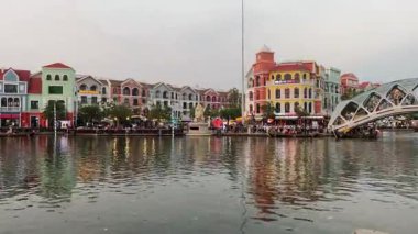 Büyük Dünya. Vietnam Phu Quoc Adası 09.05.2025 'te çeşmeli ve akşamları çekilen nehir kanalı yakınlarındaki binalar.