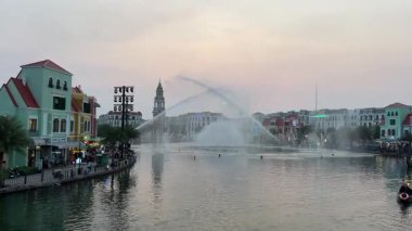 Büyük Dünya. Vietnam Phu Quoc Adası 09.05.2025 'te çeşmeli ve akşamları çekilen nehir kanalı yakınlarındaki binalar.