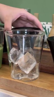 Geleneksel Japon töreninde güzel yeşil çay tozu çırpan bir kadının yaptığı kibrit çayı. Sakinleşme ritüeli denge, farkındalık ve doğal tatlara odaklandı. .