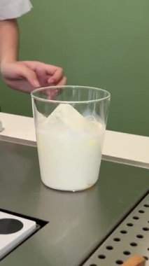 Geleneksel Japon töreninde güzel yeşil çay tozu çırpan bir kadının yaptığı kibrit çayı. Sakinleşme ritüeli denge, farkındalık ve doğal tatlara odaklandı. .