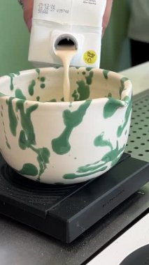 Geleneksel Japon töreninde güzel yeşil çay tozu çırpan bir kadının yaptığı kibrit çayı. Sakinleşme ritüeli denge, farkındalık ve doğal tatlara odaklandı. .