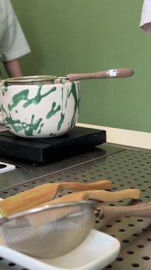 Bambu çırpıcı ile taze yeşil çay demlemek için geleneksel Japon usulü çay çırpmak köpüklü dokular ve sakin deneyimler yaratır. Yüksek kalite 4k görüntü