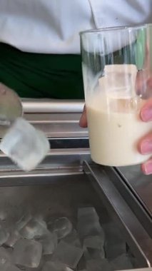 Bir bardak süte buz ekle. Yüksek kalite 4k görüntü