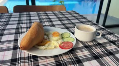 Kahvaltıda çırpılmış yumurta, ekmek tostu, domates ve fasulye. Üst Manzara. Lezzetli kahvaltı yemekleri. Vietnam banme bun banh mi