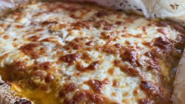 Taze pişmiş peynirli lazanya, baharatlı ve yağlı sarımsaklı ekmek rulosu. Yüksek kalite 4k görüntü