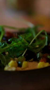 Kızartma tavasında çeşitli ızgara sebzeler, renkli ve sağlıklı bir yemek sergileniyor. Fotokopi alanı olan düz bir yer. Yüksek kalite fotoğraf