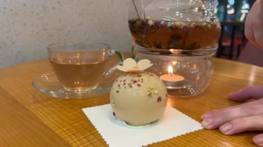 Kaşık çikolatalı beyaz çikolata tabakası mum çaylı cheesecake 'in yanında. Yüksek kalite 4k görüntü