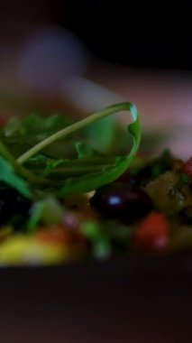 Doğu Avrupa mutfağında omlet, füme jambon, parmesan ve domates soslu kızarmış ekmek, roka ve vişneli domatesle süslenmiş frenk soğanı sunulur. Çırpılmış yumurta ve roka.