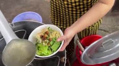 Kırmızı kasede taze sarı erişte, geleneksel Asya sokak yemeği hazırlama, otantik aşçılık tarzı, restoran reklamları, yemek blogları, menüler ve yemek pişirme videoları için mükemmel. Yüksek kalite 4k görüntü