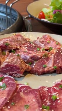 Asya Izgara Lokantası El Lokantası restoranında ızgara domuz eti ve ızgara ızgara ızgara demir ızgara tava. Geleneksel Kore usulü ızgara ızgarada domuz eti. Yüksek kalite 4k