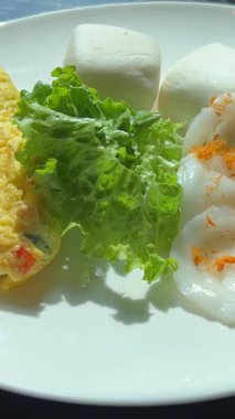 Bir tabakta çeşitli sonbahar sebzeleriyle kızarmış omlet. Sonbahar tarifleri. Yüksek kalite 4k görüntü