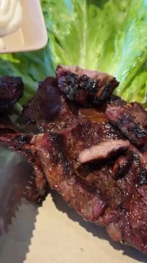 Asya Izgara Lokantası El Lokantası restoranında ızgara domuz eti ve ızgara ızgara ızgara demir ızgara tava. Geleneksel Kore usulü ızgara ızgarada domuz eti. Yüksek kalite 4k