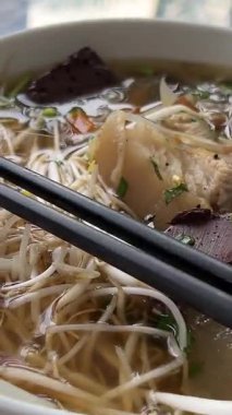 Erişte kaselerine baharat ekliyorum. Yüksek kalite 4k görüntü