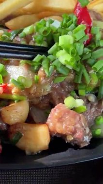 Kore soslu bulgogi soslu süper lezzetli ızgara biftek. Yanında da pirinç, biber ve mısır dilimleri. Kore usulü. Yüksek kalite 4k görüntü