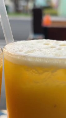 Tropikal bir plaj otelindeki masada iki bardak taze mango suyu. Yüksek kalite 4k görüntü