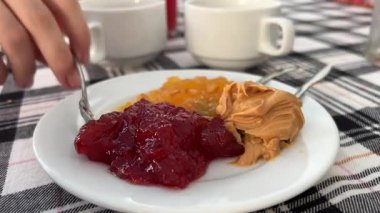 Fıstık Ezmeli Jöleli Sandviç. Yeşil arkaplanlı bir tabağa koyuyor. Yüksek kalite 4k görüntü