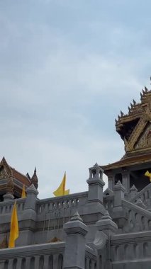 Tayland 'ın Bangkok kentindeki Rattanakosin eski kasabasındaki bir Budist tapınak kompleksindeki altın pagoda kulesine bakıyorum. Yüksek kalite 4k görüntü