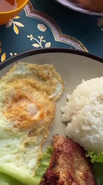 Tamago Kake Gohan: Çiğ yumurta ve pilav. Yüksek kalite 4k görüntü