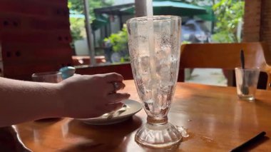 Vietnam kahvesi ile konsantre sütü karıştır. Yüksek kalite 4k görüntü