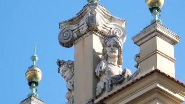 Ana Pazar Meydanı veya Rynek Glowny ile bir belediye binası, Sukiennice ve St. Marys Bazilika Kilisesi Krakow, Polonya 'da gün doğumunda. Sabah Krakow merkez meydanının hava görüntüsü. - Evet. Yüksek kalite 4k