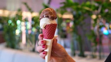 Çikolata, vanilya ve kremalı dondurmanın karışımı. Dönen masanın yakın çekim görüntüleri. Yüksek kalite 4k görüntü