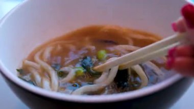 Ahşap çubuklarla tutulan lezzetli bulgogi udon. Yüksek kalite 4k görüntü