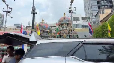 Tayland 'ın eski kenti Tayland Bangkok 09.11.2025' teki Budist tapınak kompleksindeki yüksek altın pagoda kulelerine bakıyorum.