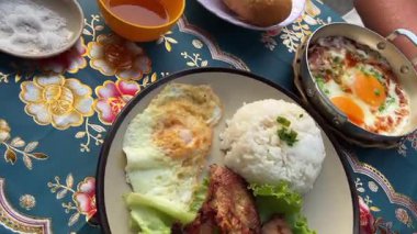 Tamago Kake Gohan: Çiğ yumurta ve pilav. Yüksek kalite 4k görüntü