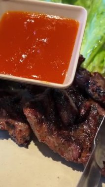 Izgara et sosu, biftek sosu ağır çekimde ızgara et ve sebzeler ağır çekimde. Yüksek kalite 4k görüntü