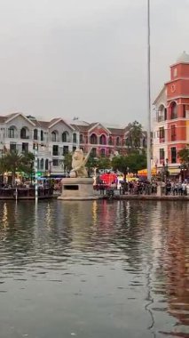 Büyük Dünya. Vietnam Phu Quoc Adası 09.05.2025 'te çeşmeli ve akşamları çekilen nehir kanalı yakınlarındaki binalar.