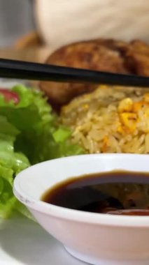 Üst köşeden alınmış sahanda yumurtalı pilav. Yüksek kalite 4k görüntü