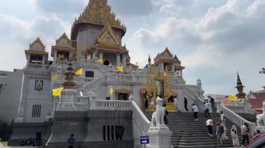 Tayland 'ın eski kenti Tayland Bangkok 09.11.2025' teki Budist tapınak kompleksindeki yüksek altın pagoda kulelerine bakıyorum.