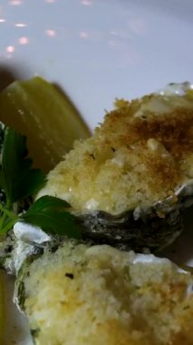 İstiridye ve salyangoz taze limon ve kan portakalı dilimleriyle servis ediliyor. Yüksek kalite 4k görüntü