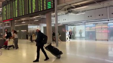 Asya ve Avrupa seyahat yolcuları Tayland 'a gitmek üzere Suvarnabhumi havaalanına geliyorlar. Ulaşım ve seyahat konsepti. Bangkok, Tayland 09.11.2025