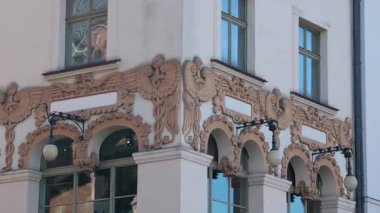 Ana Pazar Meydanı veya Rynek Glowny ile bir belediye binası, Sukiennice ve St. Marys Bazilika Kilisesi Krakow, Polonya 'da gün doğumunda. Sabah Krakow merkez meydanının hava görüntüsü. - Evet. Yüksek kalite 4k