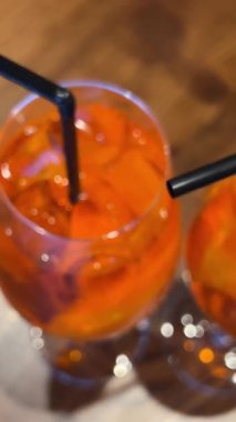 Bangkok 'taki açık bir gece mekanında renkli bir buzlu kokteyl karıştırılıyor. Canlı bir Bokeh ışıklandırması var. Yüksek kalite 4k görüntü