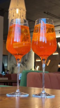 Bangkok 'taki açık bir gece mekanında renkli bir buzlu kokteyl karıştırılıyor. Canlı bir Bokeh ışıklandırması var. Yüksek kalite 4k görüntü