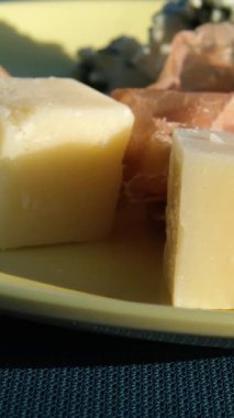 Meyveli, naneli, fındıklı ve peynirli dilimlenmiş peynirlerin çeşitliliği çerçevede yavaşça döner. Projeleriniz için harika bir peynir arkaplanı. Yüksek kalite 4k görüntü