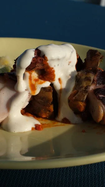 Biftek şişleri açık gri kayrak, taş ya da beton zemin üzerinde bir tabakta şiş kebap. Kopyalama alanı olan üst görünüm.