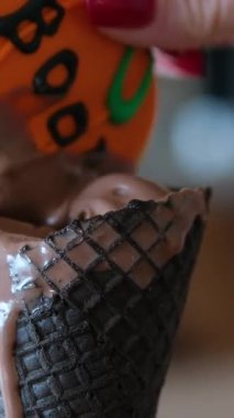 Üzerinde kırmızı manikürlü, çikolatalı waffle külahı olan bayanı yesinler. Yüksek kalite 4k görüntü