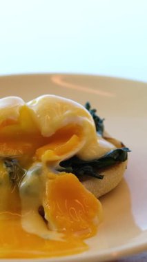 İngiliz Pastırmalı Pastırmalı Yumurtalı Ispanaklı Ispanaklı Tost Yiyen Adam. Yüksek kalite 4k görüntü