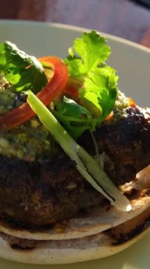 Biftek şişleri açık gri kayrak, taş ya da beton zemin üzerinde bir tabakta şiş kebap. Kopyalama alanı olan üst görünüm.