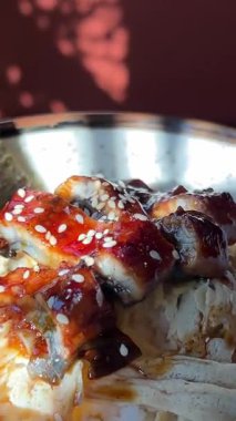 Japon deniz ürünleri kasesi kapanıyor, dönüyor. Yüksek kalite 4k görüntü