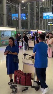 Asya ve Avrupa seyahat yolcuları Tayland 'a gitmek üzere Suvarnabhumi havaalanına geliyorlar. Ulaşım ve seyahat konsepti. Bangkok, Tayland 09.11.2025