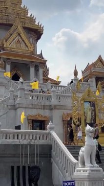 Tayland 'ın eski kenti Tayland Bangkok 09.11.2025' teki Budist tapınak kompleksindeki yüksek altın pagoda kulelerine bakıyorum.