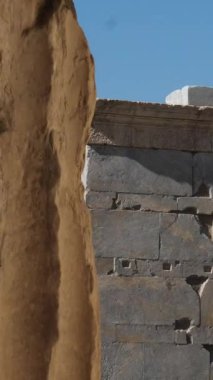 Yunanistan 'ın Atina kentindeki Iconic Parthenon ve Ancient Harabeleri' nin üzerinde uç. Atina 'nın Antik Akropolis ve Çarpıcı Şehir Manzarasını Gündoğumunda Gösteren Hava Görüntüleri. UHD, 4K . Yüksek kalite 4k